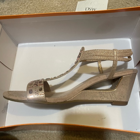 ❤️‍🔥SOLD❤️‍🔥New York Transit Small Wedge Sandals - Picture 3 of 6